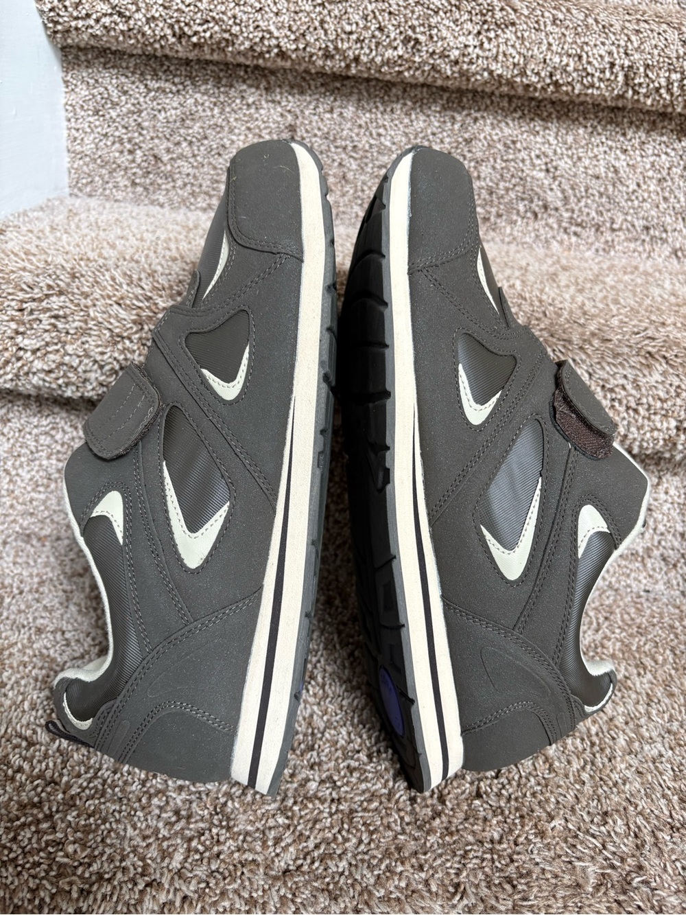 Omega Men’s Athletic Hook-and-Loop Sneakers in Dark Gray and Cream . - Picture 13 of 14